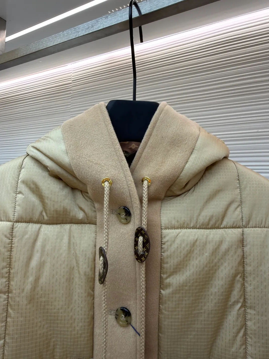 LOUIS VUITTON tear-resistant quilted hooded jacket ●Original version: Purchased and developed by 33886 ●Item number: 1681322-C65 ●Fabric: polyester fiber fabric ●Technology: Printing ●Color: Khaki ●Version: Fitted version ●Weight: about 650 grams ●Size: 36-38-40 ●Description: This style adopts a neat straight cut, which hides the lean body and allows free movement. The hood is equipped with a drawstring, which is windproof and practical. The inner lining is decorated with the brand's unique print, highlighting its unique personality in every detail, creating a dual charm both inside and outside. This style of clothing focuses on functional fabrics. The main fabric is made of 100% nylon, giving it excellent wear resistance and strength; the lining is 100% polyester, which brings a smooth touch and improves breathability and moisture removal. Made of polyester and cotton blend in some areas, it balances comfort and durability. In addition, the specially added polyvinyl chloride coating can effectively enhance the water and wind resistance of the product, making it highly practical. The overall wiring is straight and delicate, the fabric is comfortable and soft, and the color is consistent without color difference. It can be matched with the same style to create a fashionable look and control various occasions. Customized accessories, complete with three standards, same style for men and women!